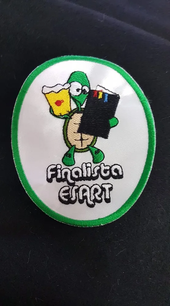 Peças com mensagens e desenhos personalizados, apresentadas em diferentes versões.