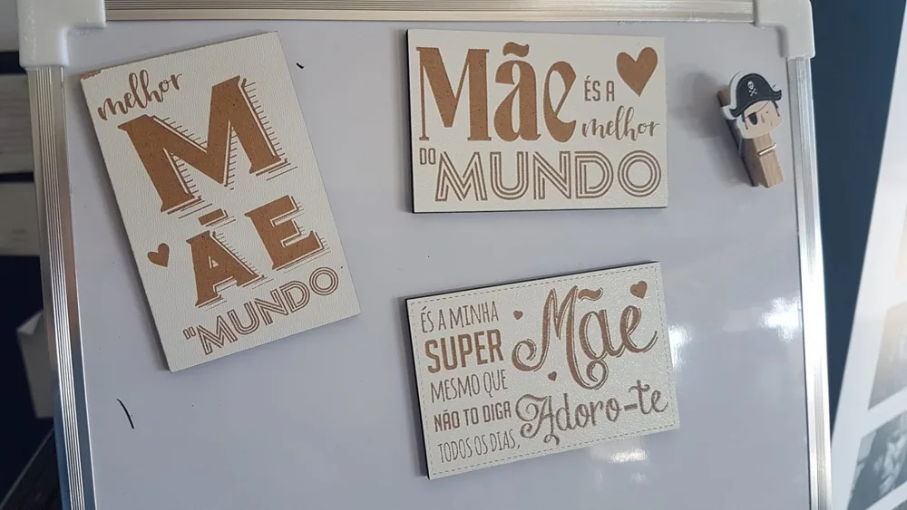 Moldura com espaço para fotografia e elementos personalizados para guardar uma memória.