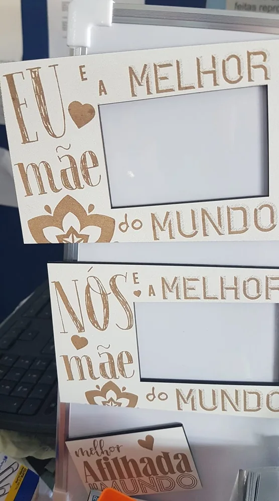 Moldura com espaço para fotografia e elementos personalizados para guardar uma memória.