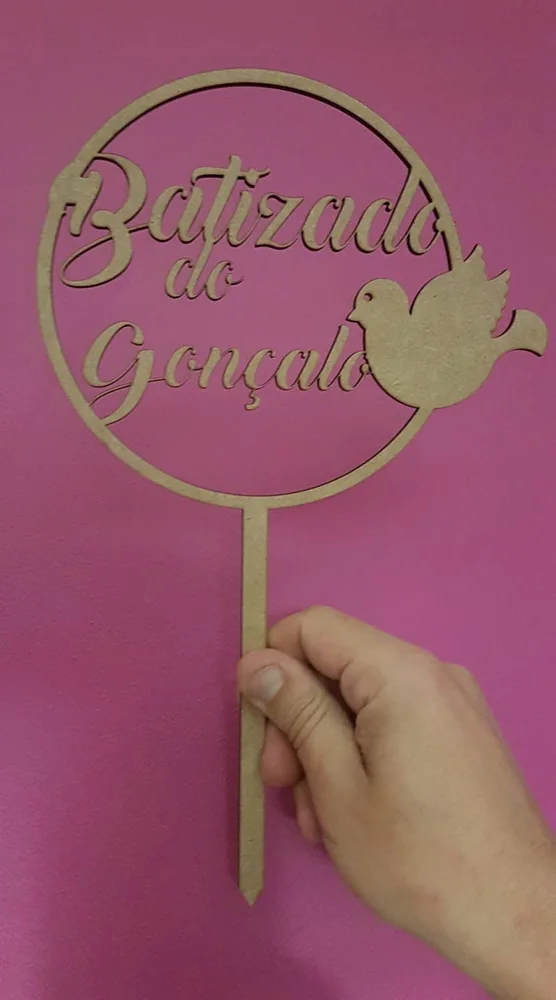 Peça de decoração para bolo com nome, número ou motivo festivo.