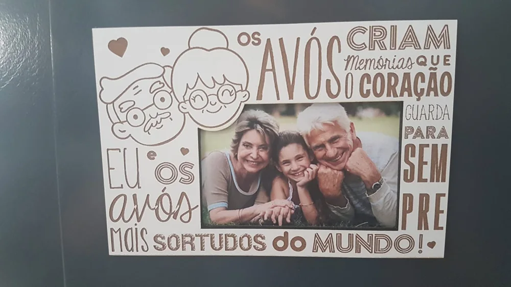 Moldura com espaço para fotografia e elementos personalizados para guardar uma memória.