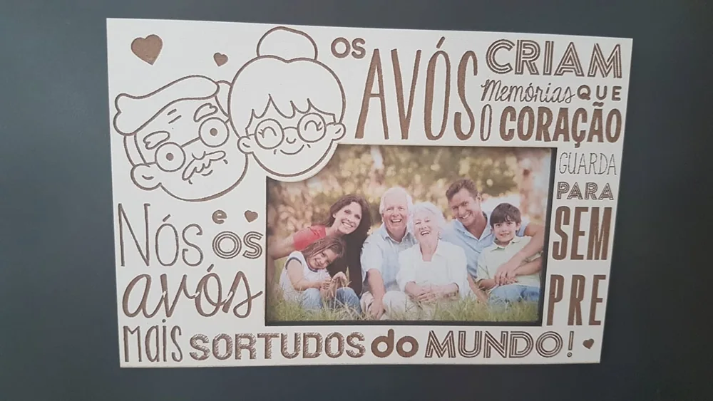 Moldura com espaço para fotografia e elementos personalizados para guardar uma memória.