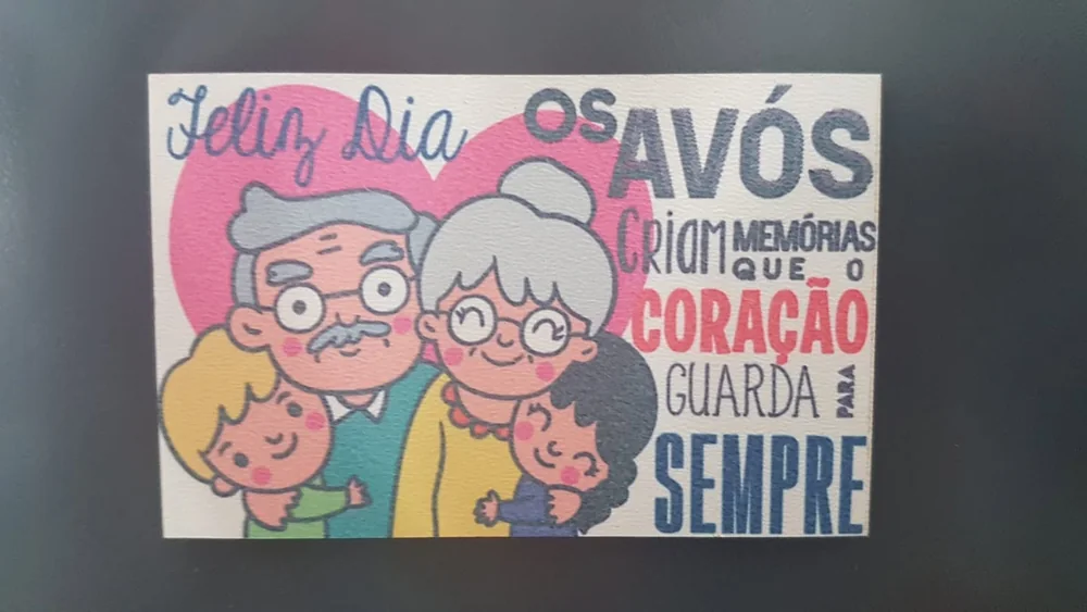 Moldura com espaço para fotografia e elementos personalizados para guardar uma memória.