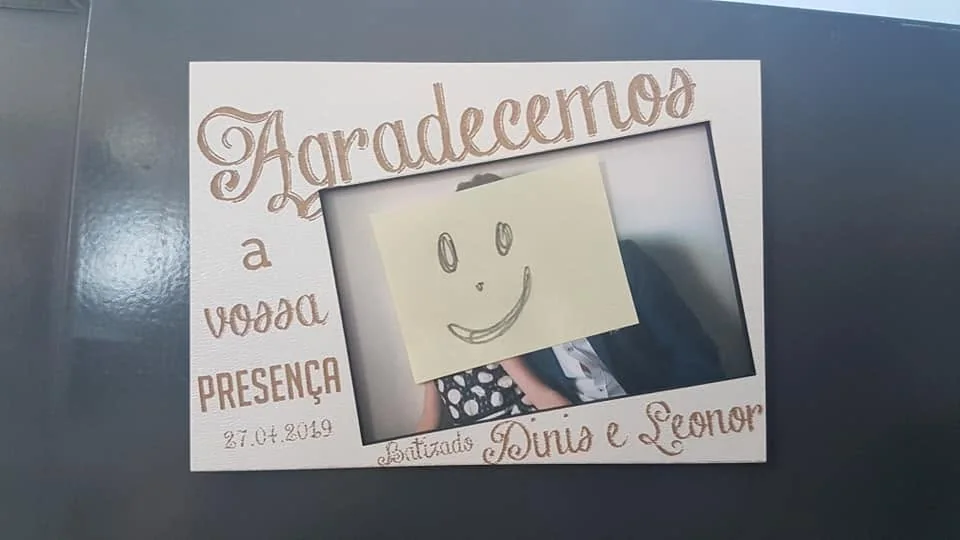 Moldura com espaço para fotografia e elementos personalizados para guardar uma memória.