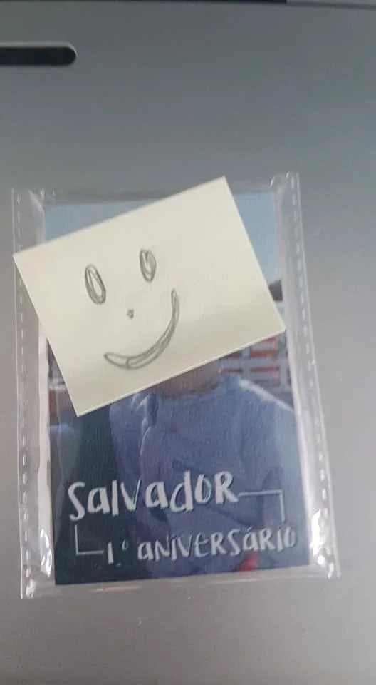Moldura com espaço para fotografia e elementos personalizados para guardar uma memória.