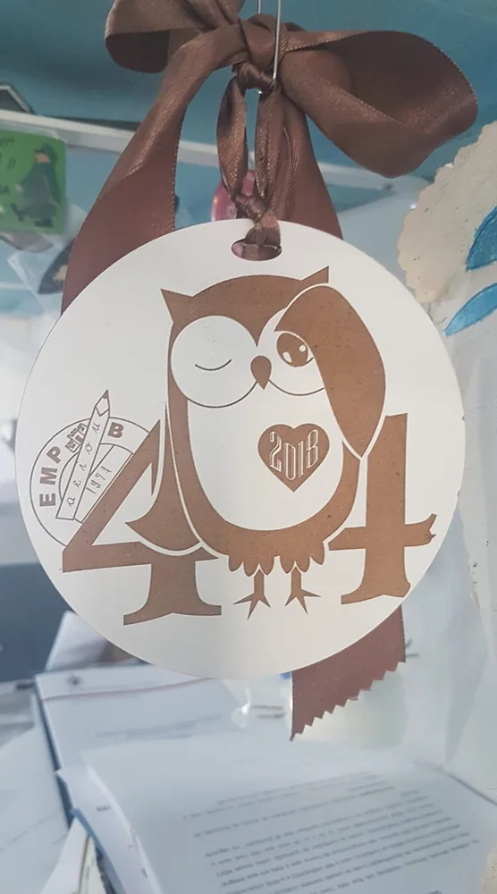 Peça com ilustração de corujas e elementos alusivos à família.