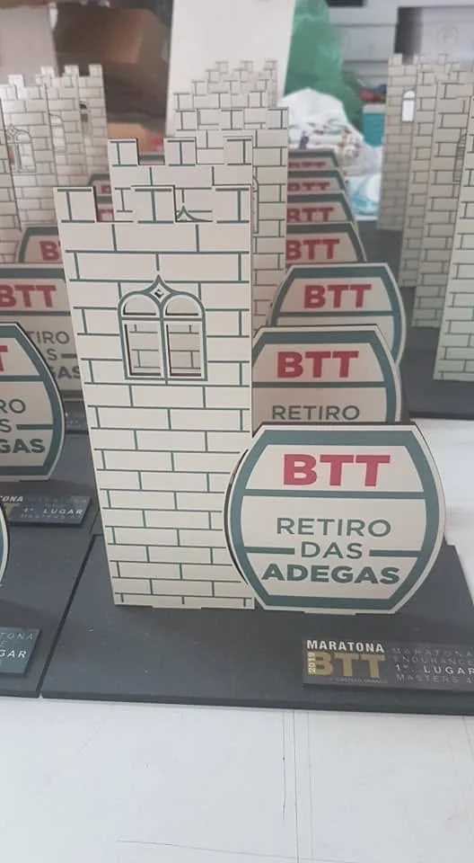 Peças de lembrança apresentadas em conjunto para evento.