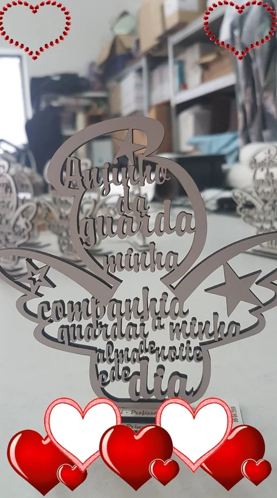 Peças com símbolos e mensagens alusivos à primeira comunhão.