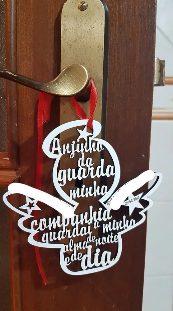 Peças com símbolos e mensagens alusivos à primeira comunhão.