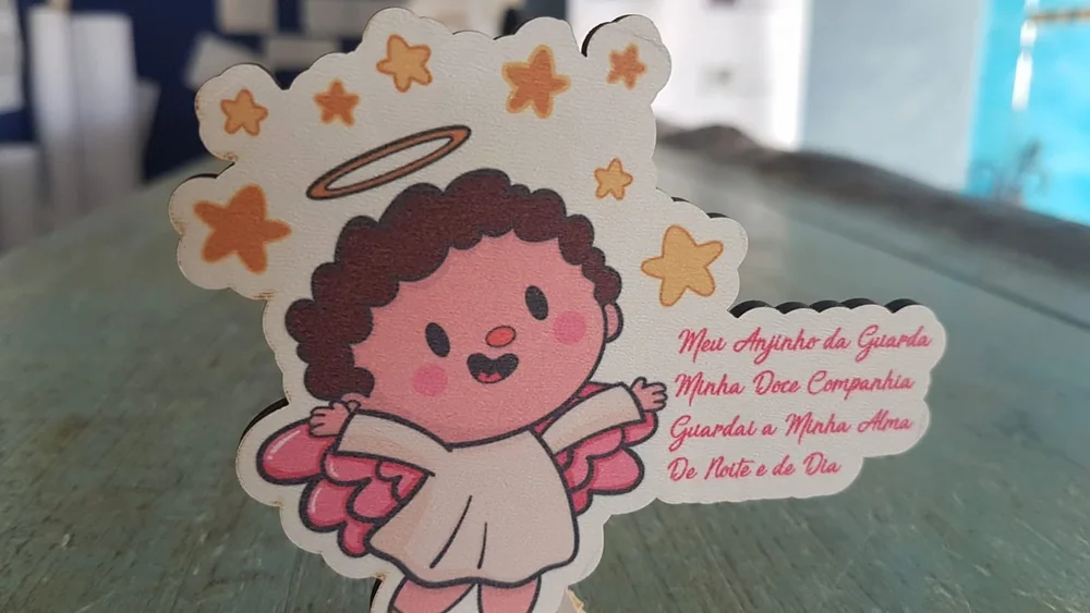 Peça decorativa com figura de anjo e mensagem.