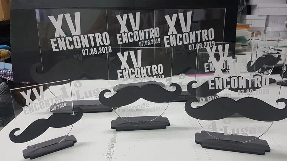 Peças personalizadas com elementos alusivos a um encontro de grupo.