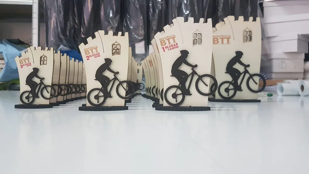 Peças personalizadas com elementos alusivos a um encontro de grupo.