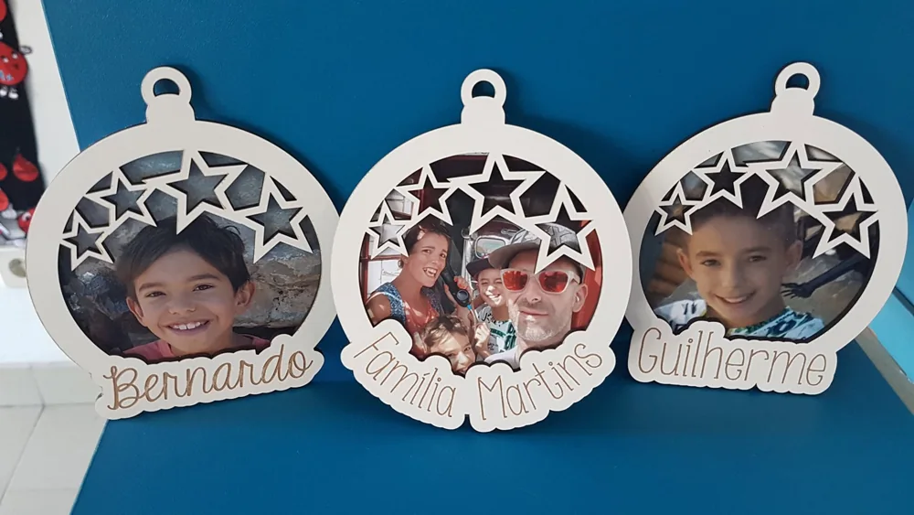 Enfeites com nomes, mensagens ou ilustrações para decorar a árvore e oferecer no Natal.