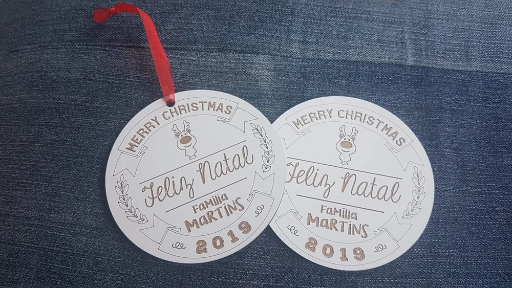 Enfeites com nomes, mensagens ou ilustrações para decorar a árvore e oferecer no Natal.