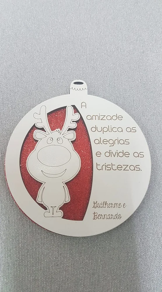 Enfeites com nomes, mensagens ou ilustrações para decorar a árvore e oferecer no Natal.