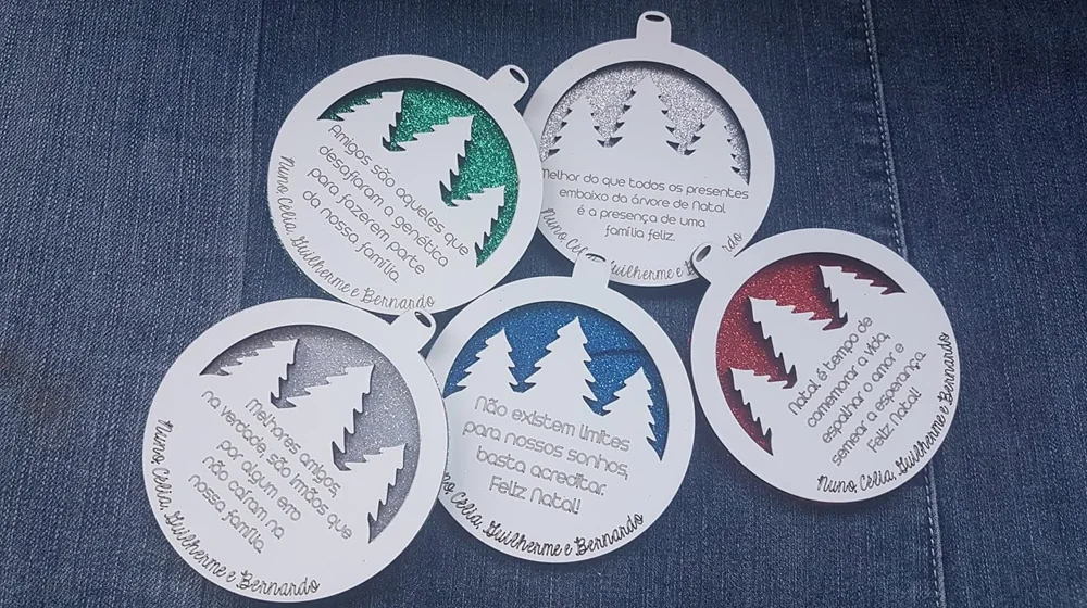 Enfeites com nomes, mensagens ou ilustrações para decorar a árvore e oferecer no Natal.