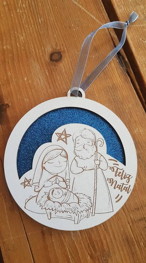 Peça decorativa com símbolos religiosos e elementos personalizados.