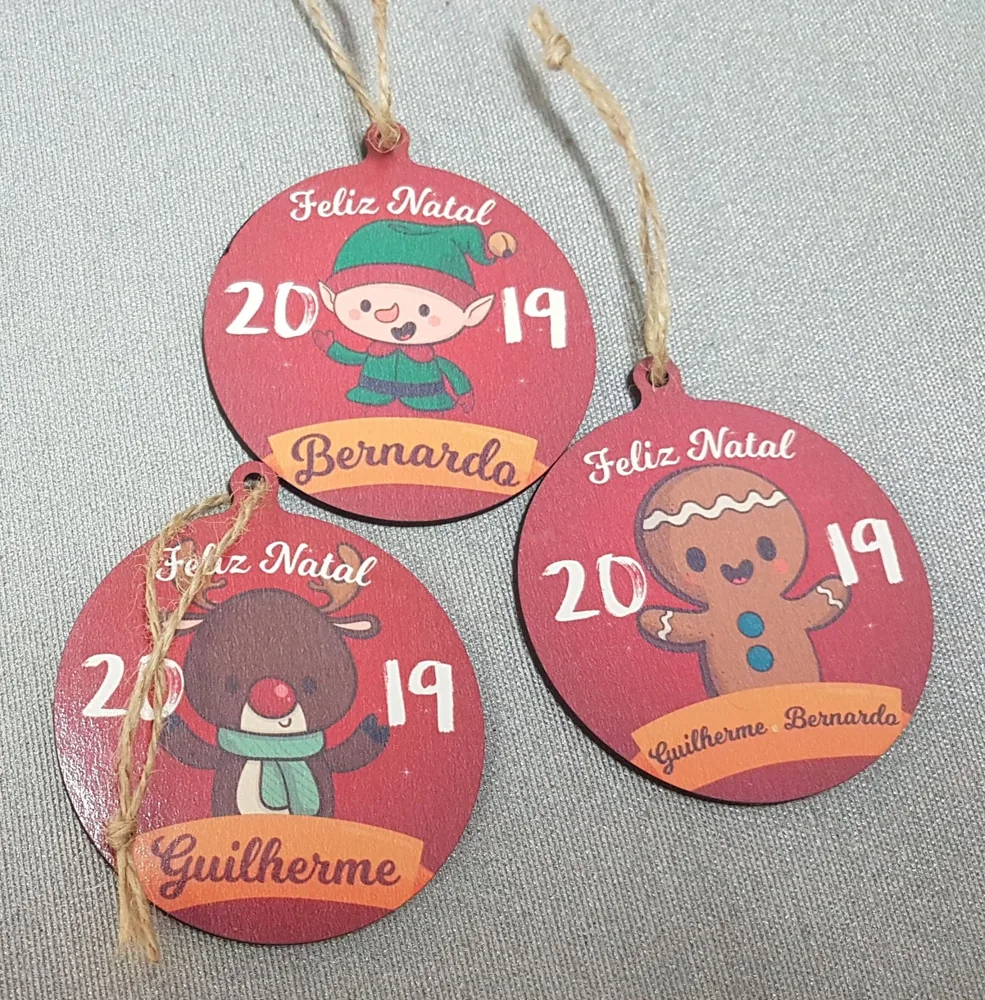 Enfeites com nomes, mensagens ou ilustrações para decorar a árvore e oferecer no Natal.