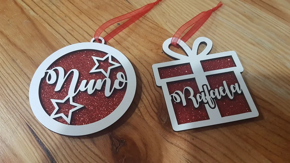 Enfeites com nomes, mensagens ou ilustrações para decorar a árvore e oferecer no Natal.