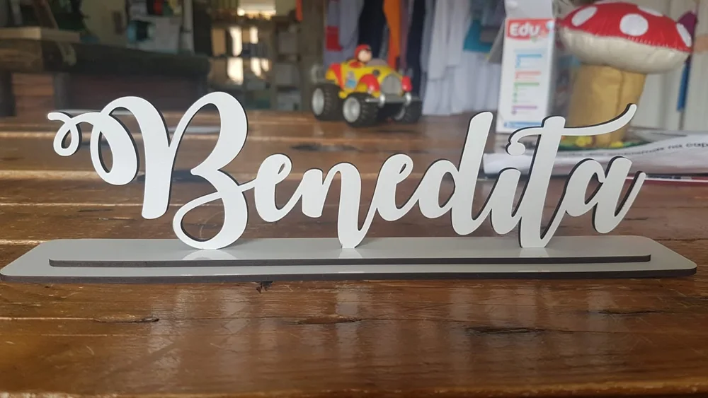 Peça decorativa com recorte, mensagem ou ilustração, preparada para pendurar ou expor.