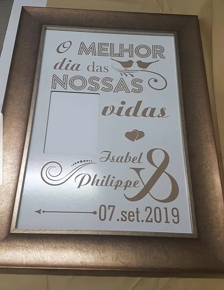 Moldura com espaço para fotografia e elementos personalizados para guardar uma memória.