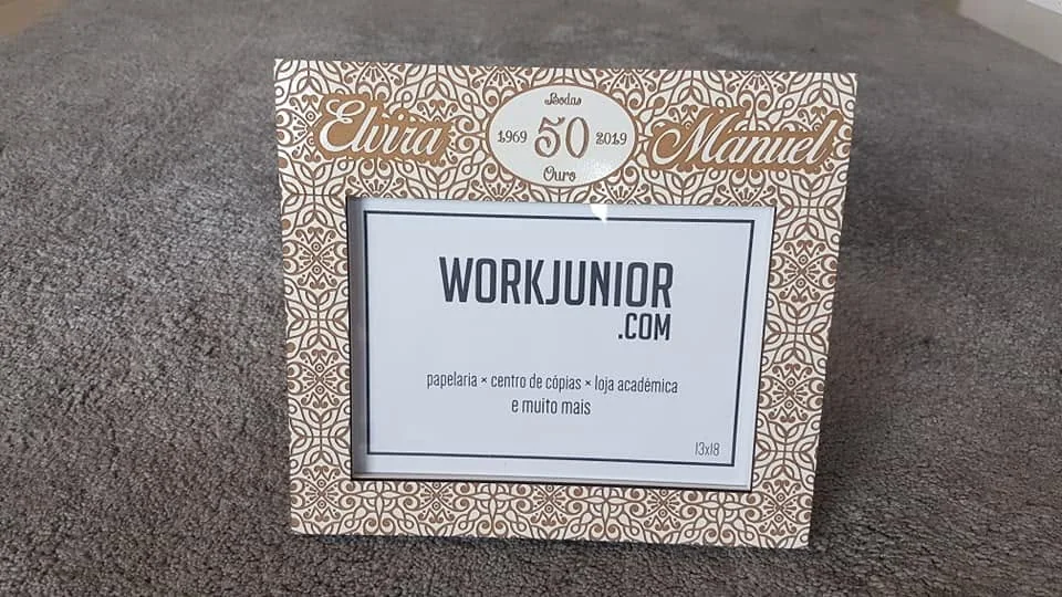 Moldura com espaço para fotografia e elementos personalizados para guardar uma memória.