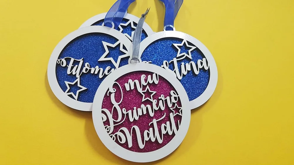 Enfeites com nomes, mensagens ou ilustrações para decorar a árvore e oferecer no Natal.