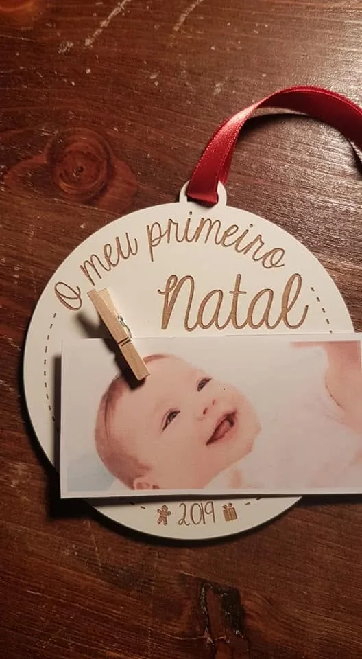 Enfeites com nomes, mensagens ou ilustrações para decorar a árvore e oferecer no Natal.