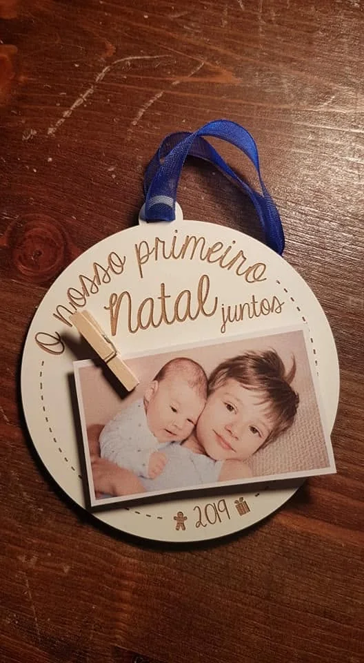 Enfeites com nomes, mensagens ou ilustrações para decorar a árvore e oferecer no Natal.