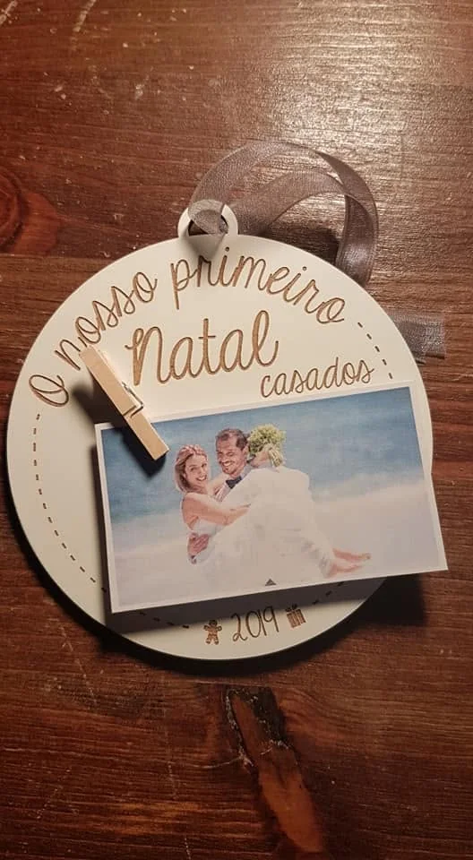 Enfeites com nomes, mensagens ou ilustrações para decorar a árvore e oferecer no Natal.