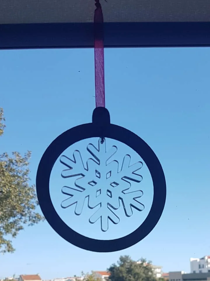 Enfeites com nomes, mensagens ou ilustrações para decorar a árvore e oferecer no Natal.