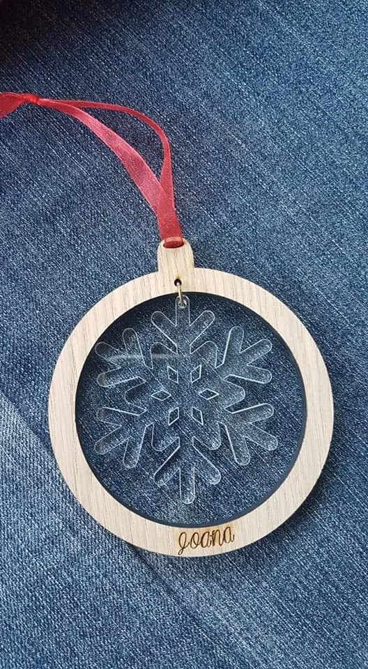 Enfeites com nomes, mensagens ou ilustrações para decorar a árvore e oferecer no Natal.