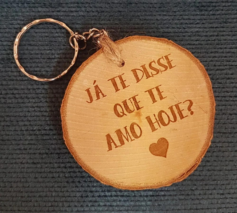 Porta-chaves com forma, mensagem ou imagem personalizada.