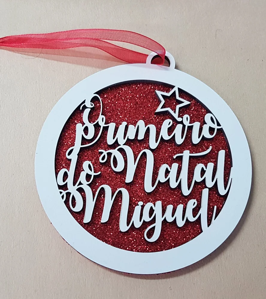 Enfeites com nomes, mensagens ou ilustrações para decorar a árvore e oferecer no Natal.