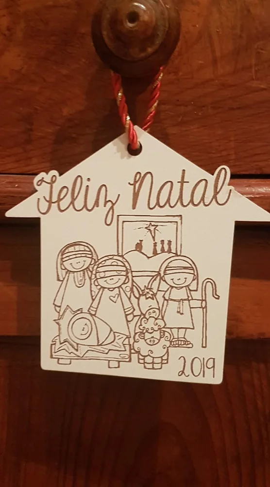 Enfeites com nomes, mensagens ou ilustrações para decorar a árvore e oferecer no Natal.