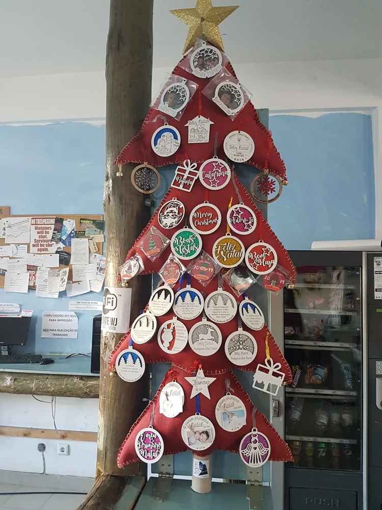 Enfeites com nomes, mensagens ou ilustrações para decorar a árvore e oferecer no Natal.