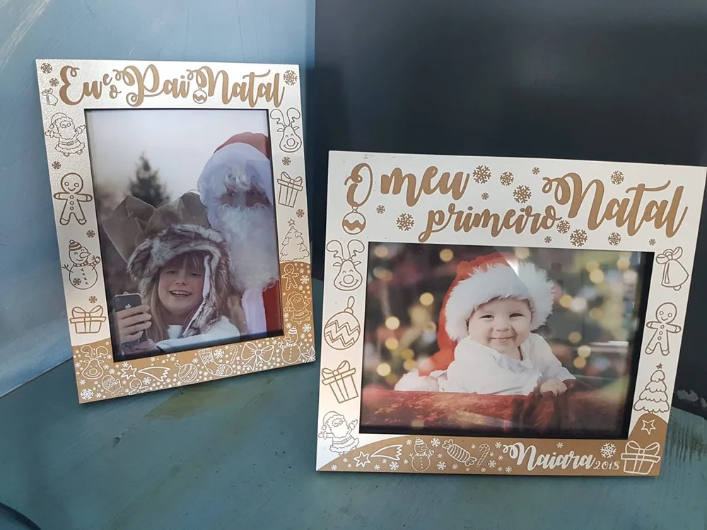 Moldura com espaço para fotografia e elementos personalizados para guardar uma memória.