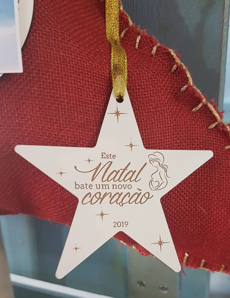 Moldura com espaço para fotografia e elementos personalizados para guardar uma memória.