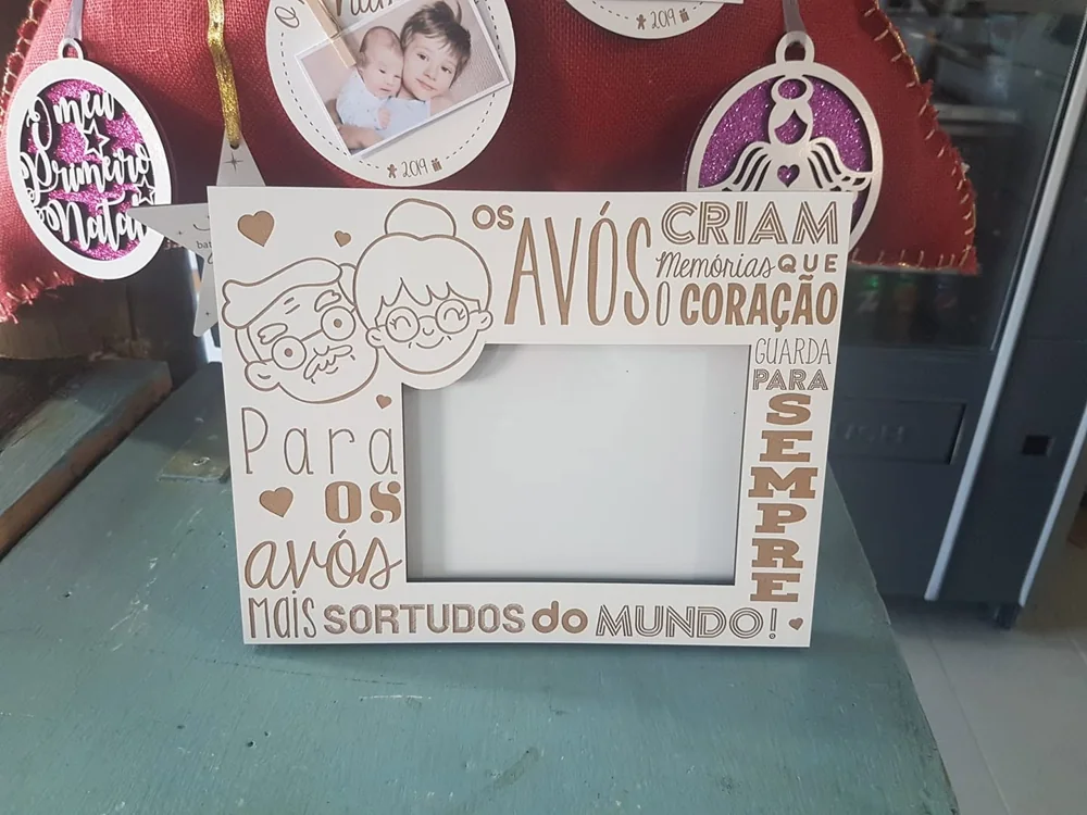 Moldura com espaço para fotografia e elementos personalizados para guardar uma memória.