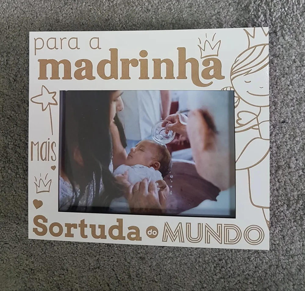 Moldura com espaço para fotografia e elementos personalizados para guardar uma memória.