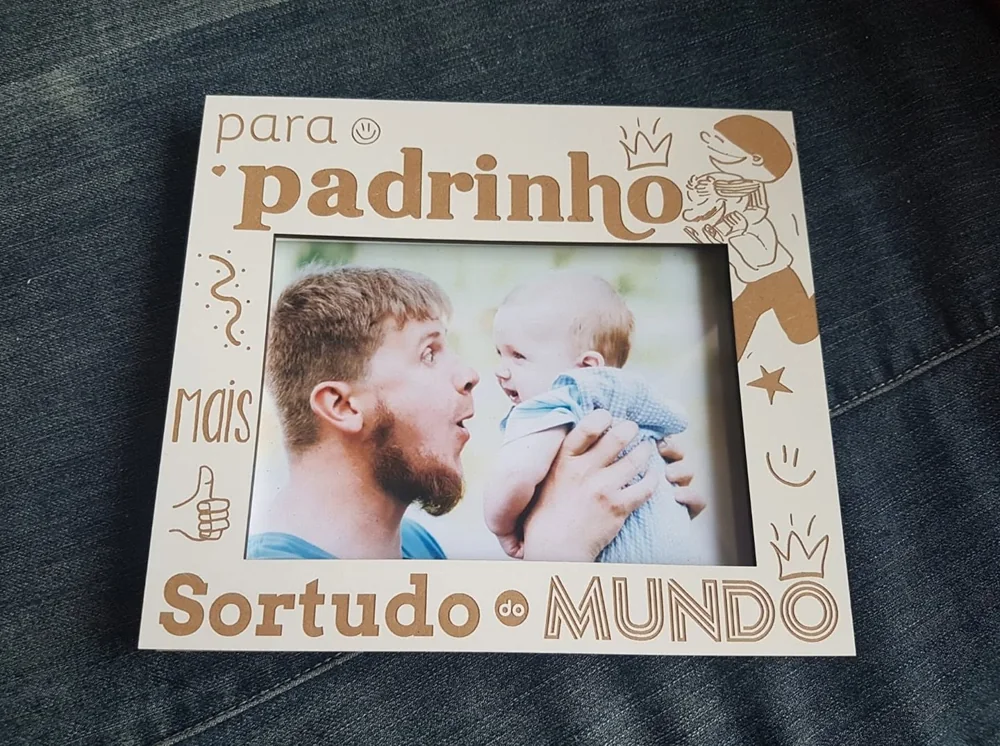 Moldura com espaço para fotografia e elementos personalizados para guardar uma memória.