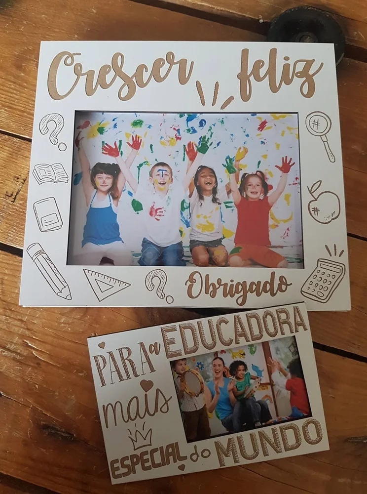 Moldura com espaço para fotografia e elementos personalizados para guardar uma memória.