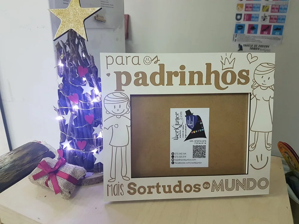 Moldura com espaço para fotografia e elementos personalizados para guardar uma memória.