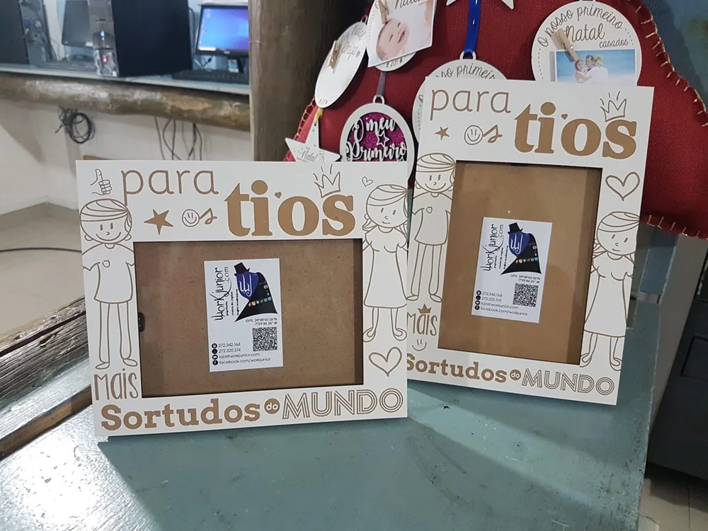 Moldura com espaço para fotografia e elementos personalizados para guardar uma memória.