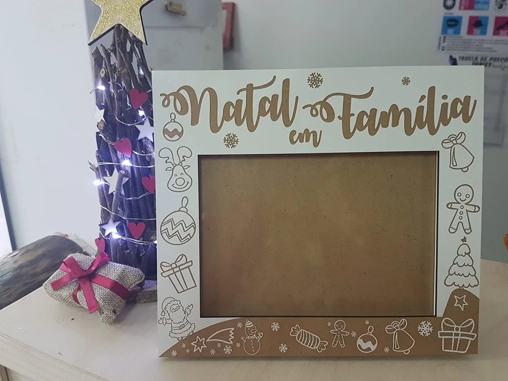 Moldura com espaço para fotografia e elementos personalizados para guardar uma memória.