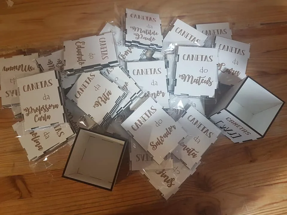 Artigos personalizados para oferecer, celebrar ou guardar uma mensagem.