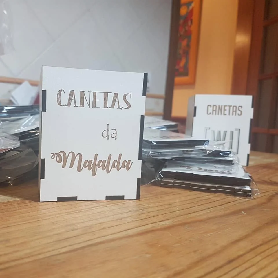 Pequenos artigos personalizados para assinalar um batizado.