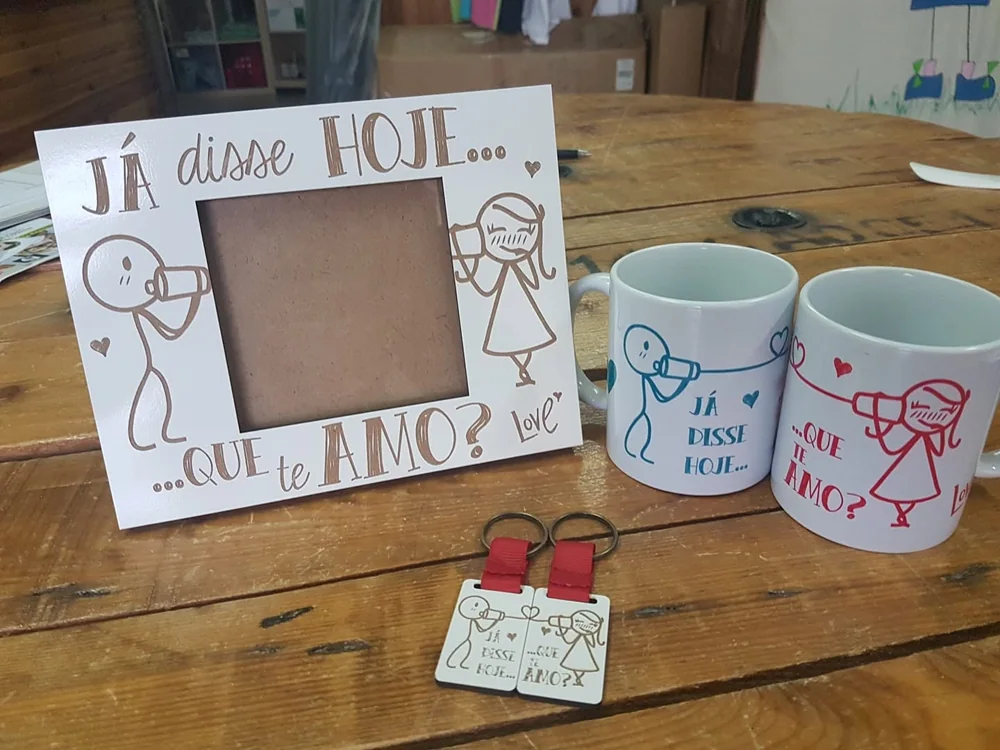 Moldura com espaço para fotografia e elementos personalizados para guardar uma memória.