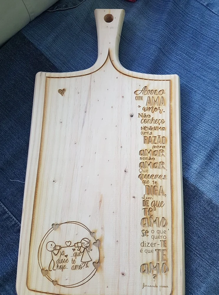 Tábua com gravação ou mensagem personalizada.