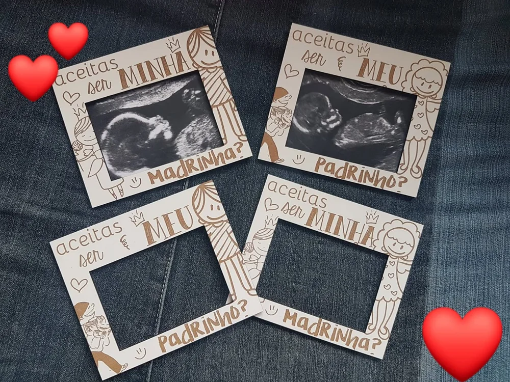 Moldura com espaço para fotografia e elementos personalizados para guardar uma memória.